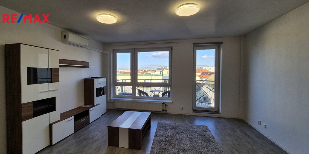 Světlý obývací prostor s přímým vstupem na balkon a klimatizací pro komfort i v letních měsících.