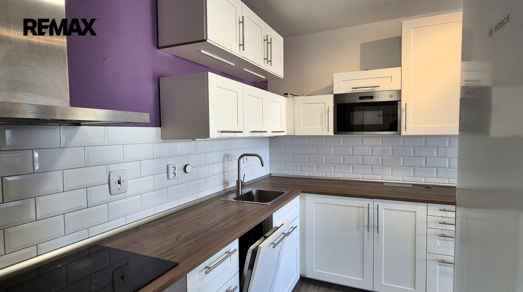 Plně vybavená kuchyňská linka IKEA se všemi spotřebiči včetně lednice.