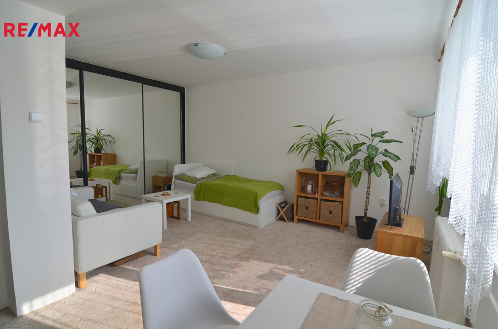 velká vestavná skříň a postel