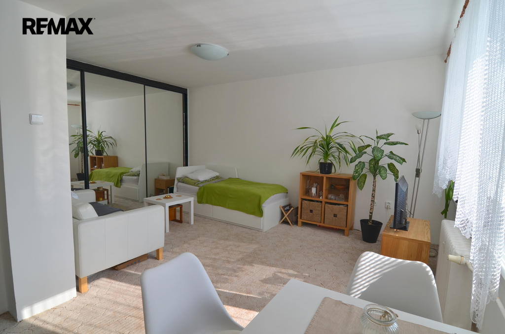 velká vestavná skříň a postel