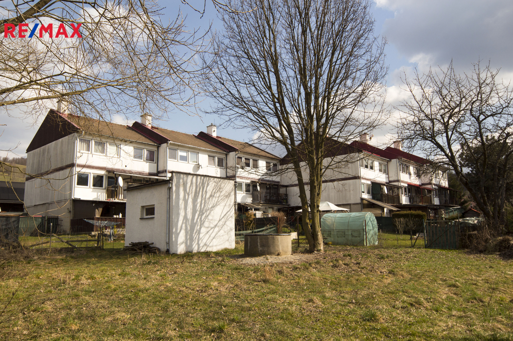 pohled přes zahradu