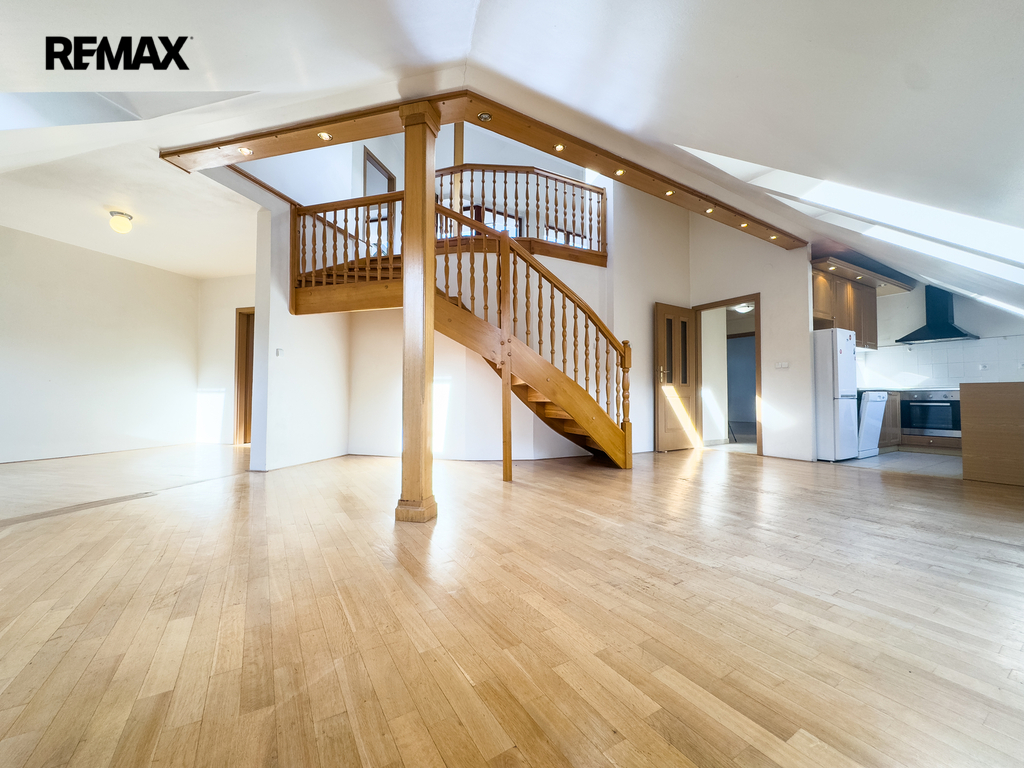 Obývací prostor se schodištěm