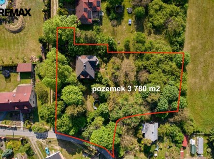 Prodej stavebního pozemku 3780 m2 s prvorepublikovou vilou v Hradištku