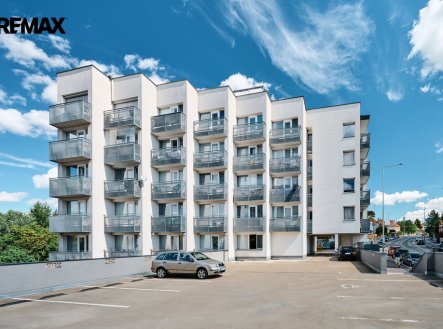 Prodej bytu 2+kk, 45 m² se sklepem a parkovacím stáním – Praha 10, Hostivař