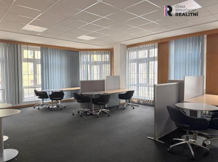 Pronájem kanceláře, 411 m²