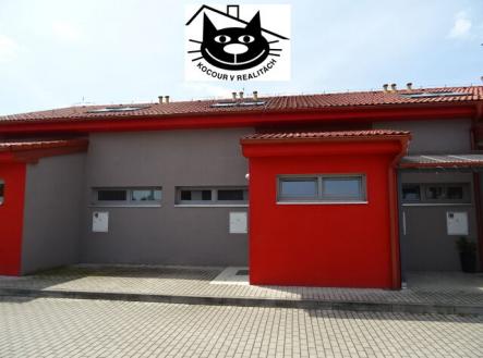 řadový dům z ulice