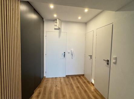 předsíň vč. vestav.skříně a komory