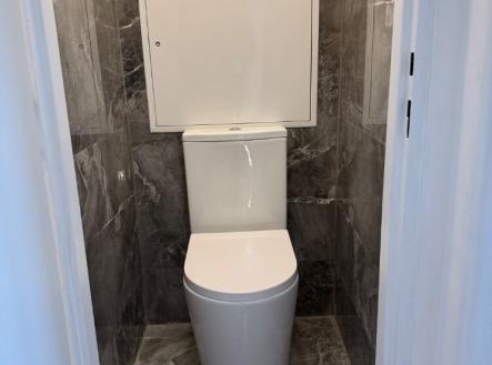 WC, vč. keram. obkladu