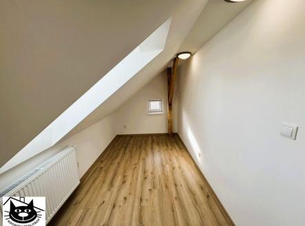 další část ložnice