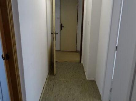 v čele komora, dva odděl. pokoje