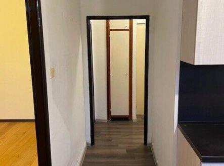 z kuch. do předsíně