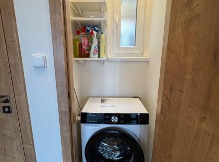 aut. pračka v komoře