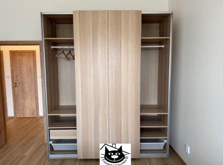 nová šatní a prádelní skříň