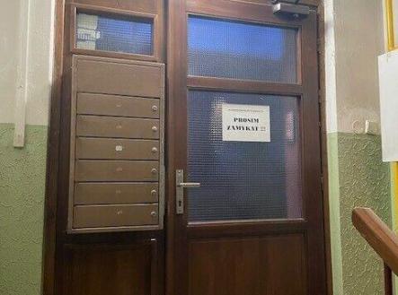vstup.dveře do domu od sklepů