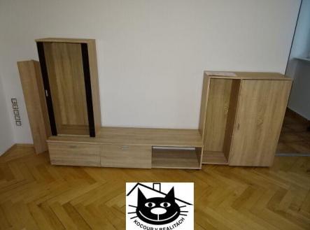 několik skříněk