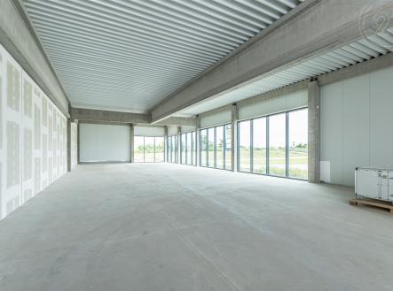 Pronájem - obchodní prostor, 410 m²