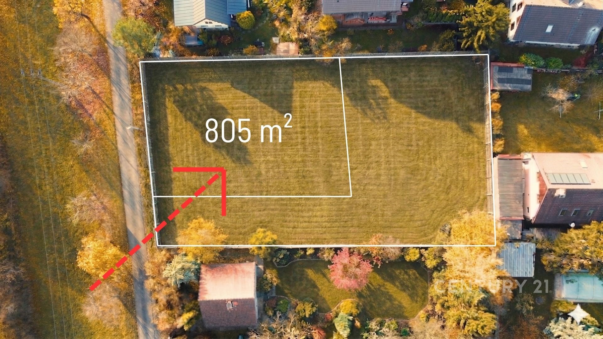 Pozemek o rozloze 805 m² v klidné lokalitě, obklopený zelení a příjezdovou cestou, ideální pro výstavbu rodinného domu nebo rekreačního objektu.