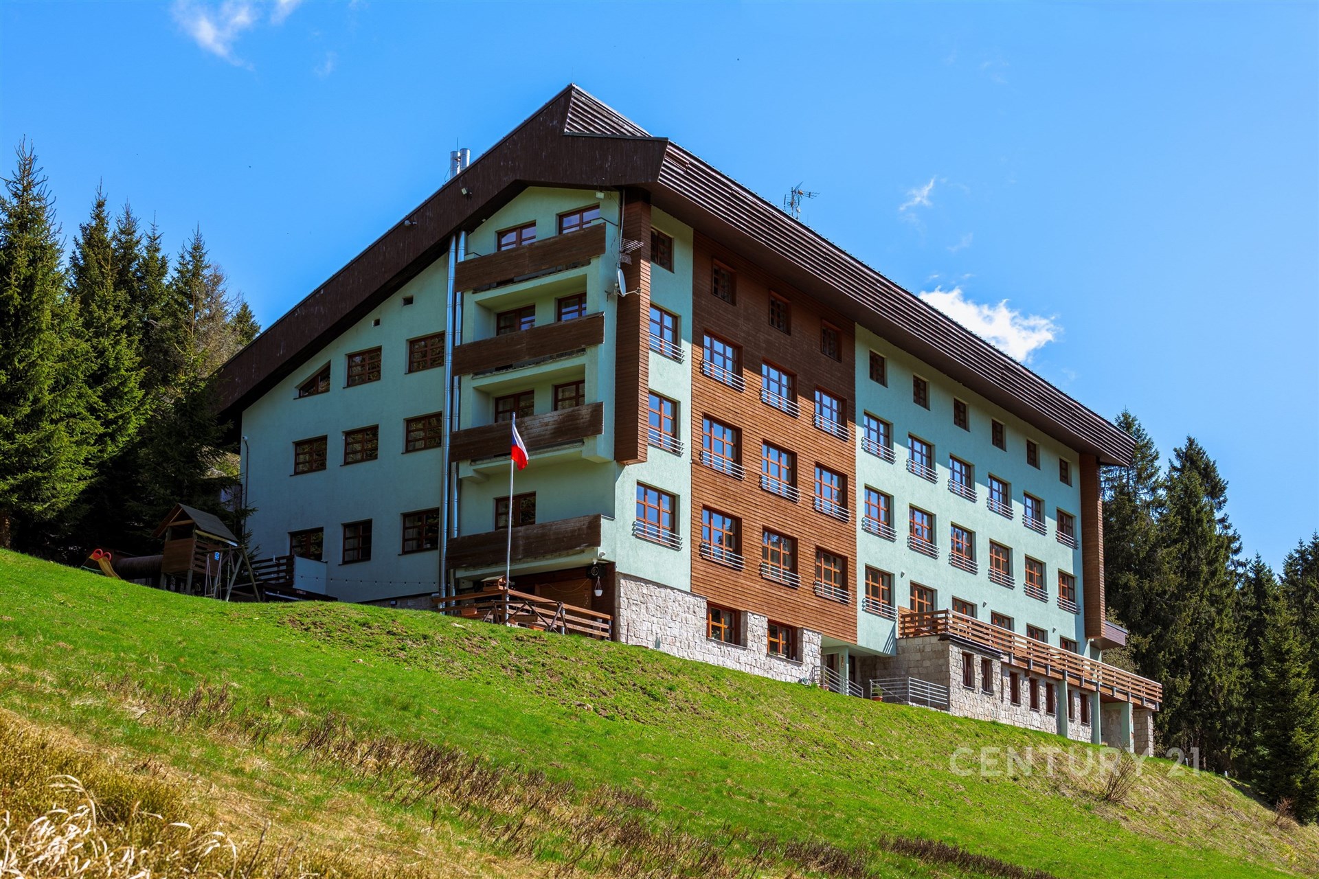 Horský penzion s dřevěným obložením nabízí ubytování v malebném prostředí. Moderní stavba s panoramatickými výhledy a terasami.