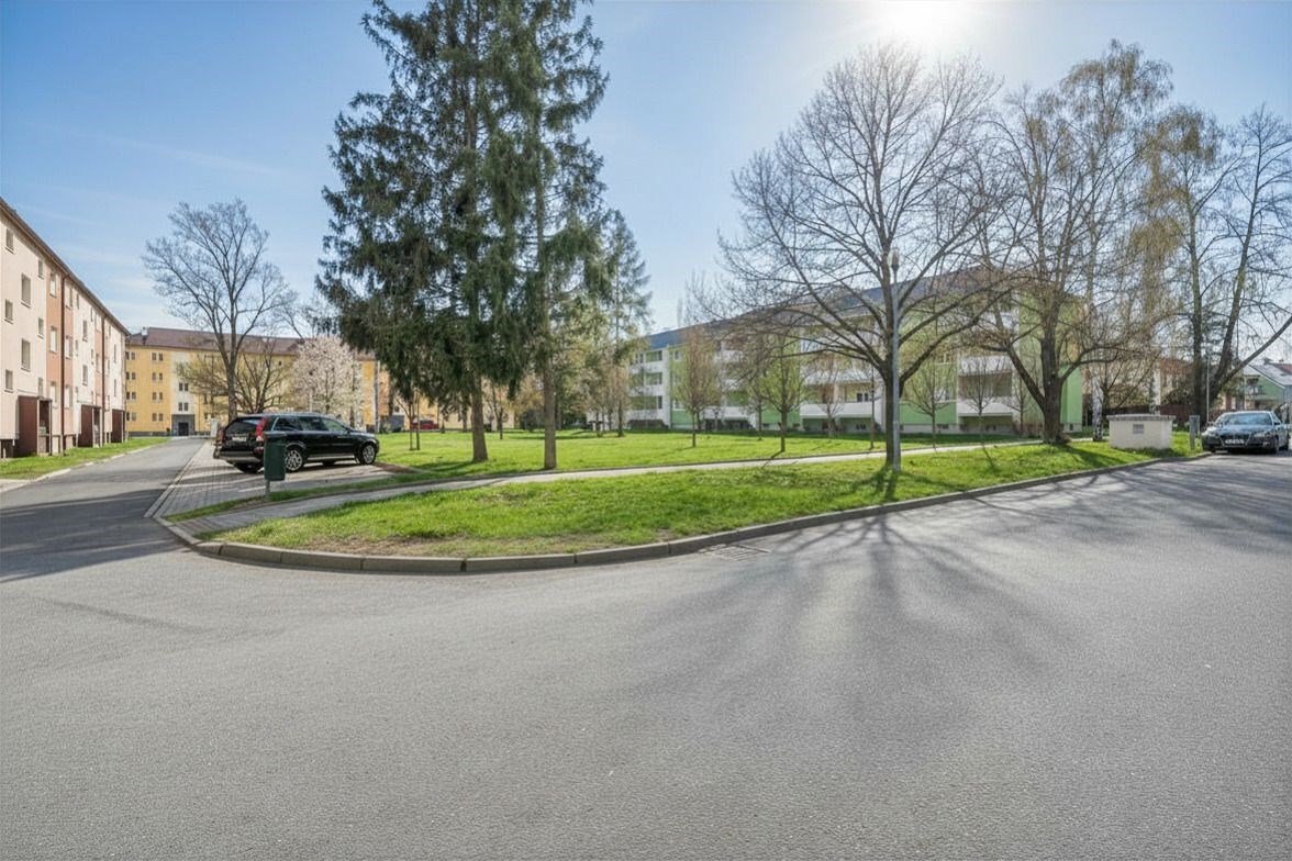 Zahradní městská část s parkovacími místy, obklopená rekonstruovanými bytovými domy a vzrostlými stromy, nabízí klidné prostředí pro bydlení.