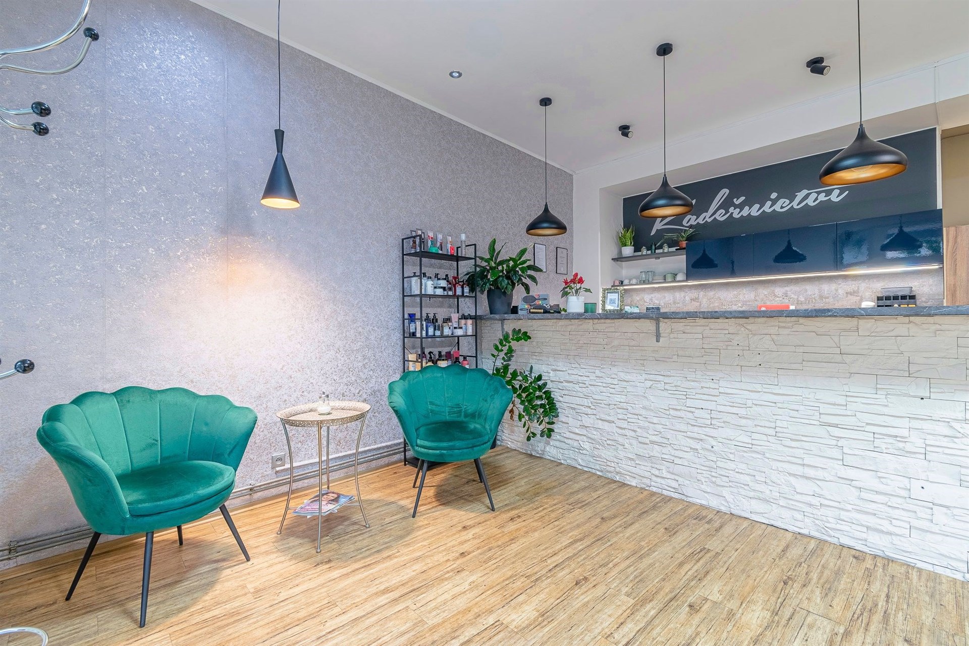 Recepce s moderním designem, parketová podlaha, stylová světla, vkusné dekorace, světlý interiér, elegantní prostředí.