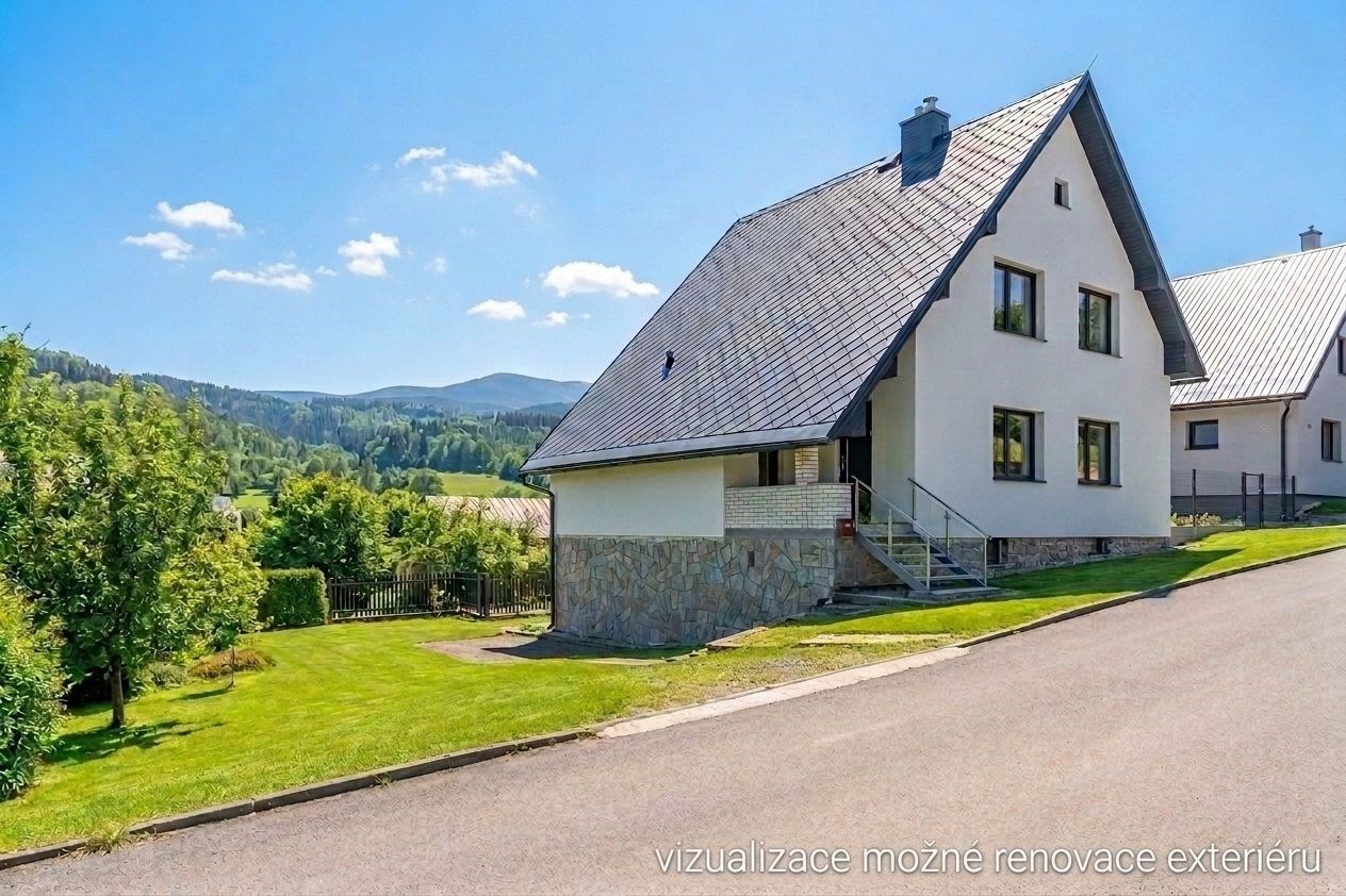 Rodinný dům s moderní fasádou a kamenným obložením, umístěný na klidné ulici s výhledem na hory. Upravený trávník a prostorná zahrada.