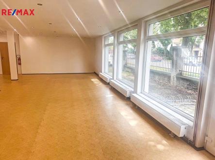 Pronájem - obchodní prostor, 390 m²
