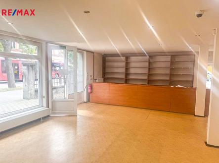 Pronájem - obchodní prostor, 390 m²