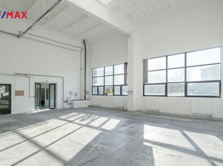 Pronájem výrobní prostor, 1 273 m²