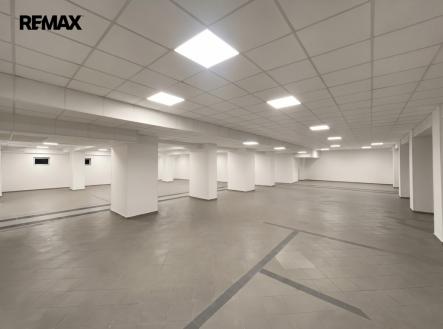 Pronájem obchodní prostory, 400 m²
