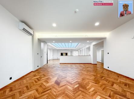 Pronájem kanceláře, 325 m²