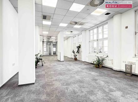Pronájem kanceláře, 395 m²