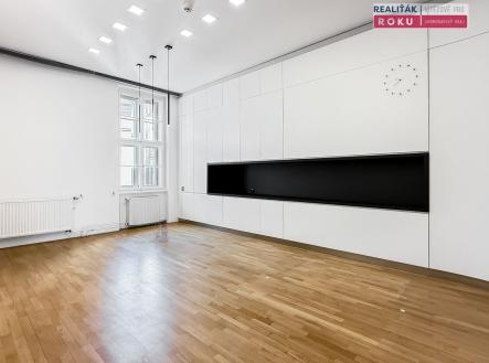 Pronájem kanceláře, 382 m²