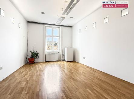 Pronájem kanceláře, 584 m²