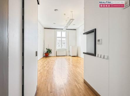 Pronájem kanceláře, 584 m²