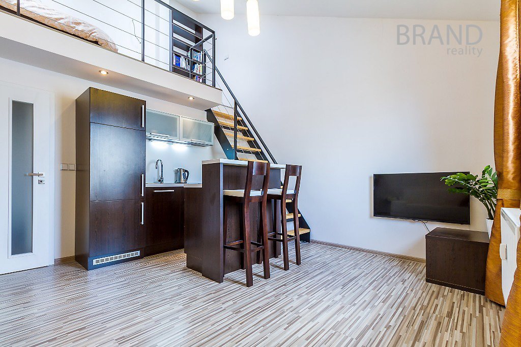 Prodej bytu 1+kk+galerie, 32 m2, ul. Na Maninách, Praha 7 - Holešovice. 