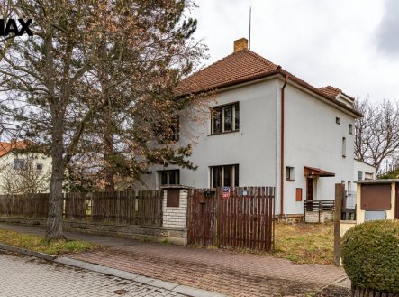 Prodej starší vily / rodinného domu s velkým pozemkem a značným potenciálem v Praze – Běchovicích