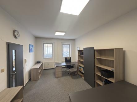 Pronájem kanceláře, 338 m²