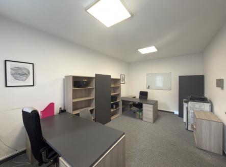 Pronájem kanceláře, 338 m²