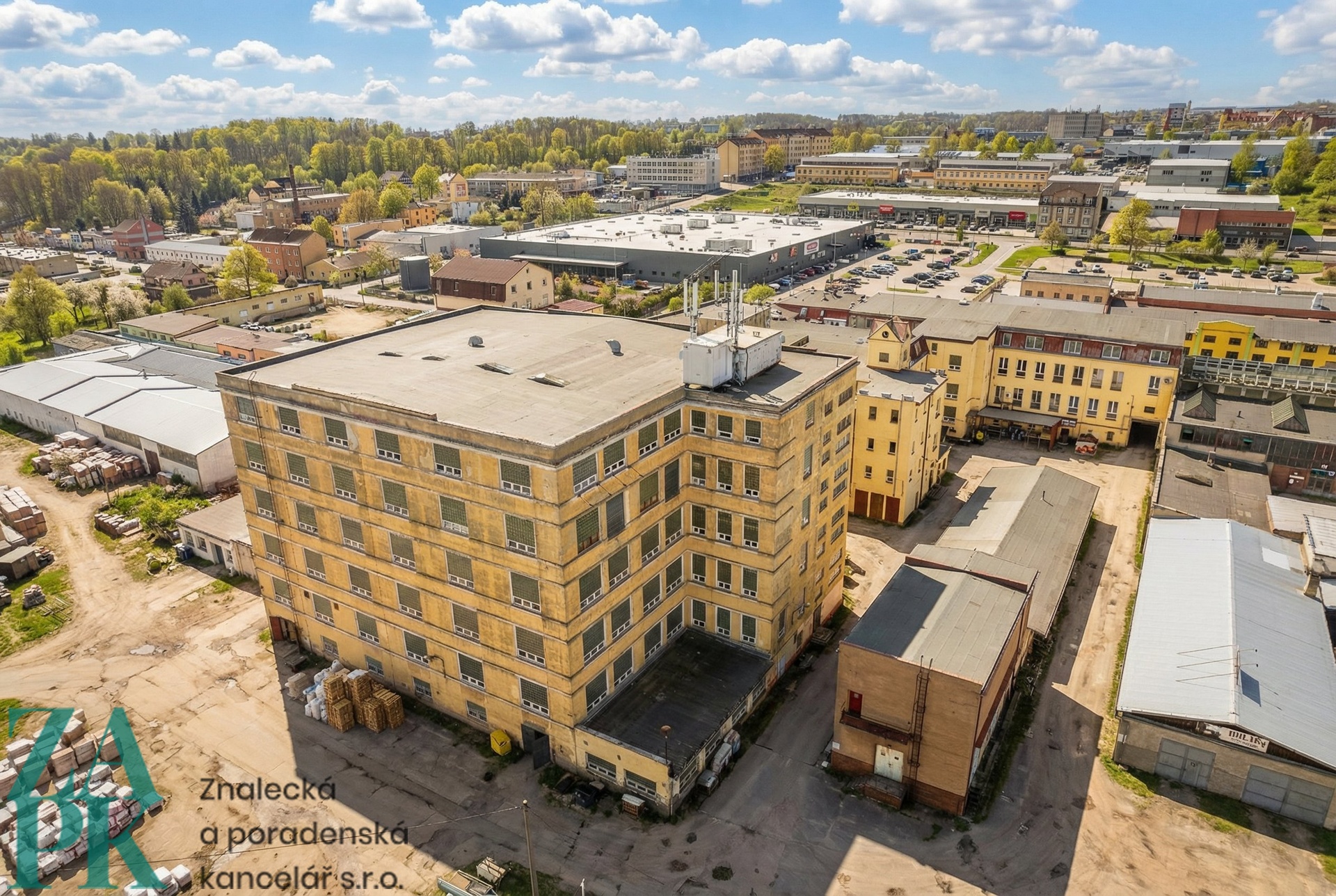 Pronájem skladu, 1075 m2, Cheb