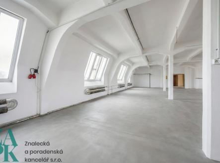 Pronájem kanceláře, 303 m²