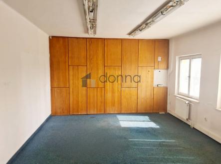 Pronájem - skladovací prostor, 307 m²