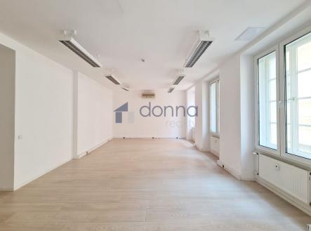 Pronájem - obchodní prostor, 306 m²