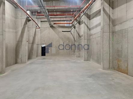 Pronájem skladovací prostor, 300 m²