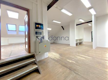 Pronájem skladovací prostor, 323 m²