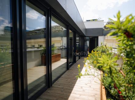 Pronájem kanceláře, 2 141 m²