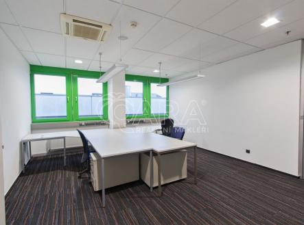 Pronájem kanceláře, 700 m²