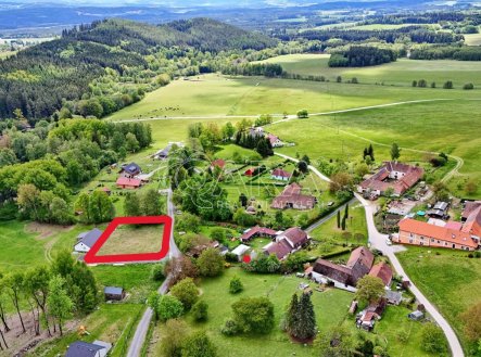 Slunný zasíťovaný pozemek v mimořádné lokalitě