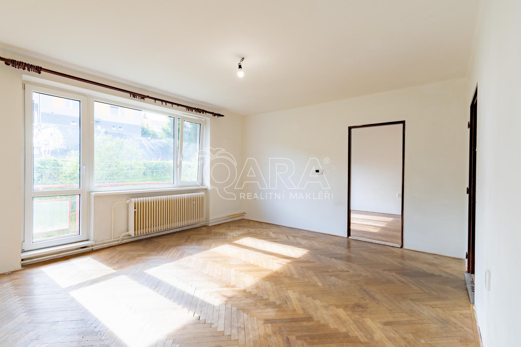 Obývací pokoj s balkonem
