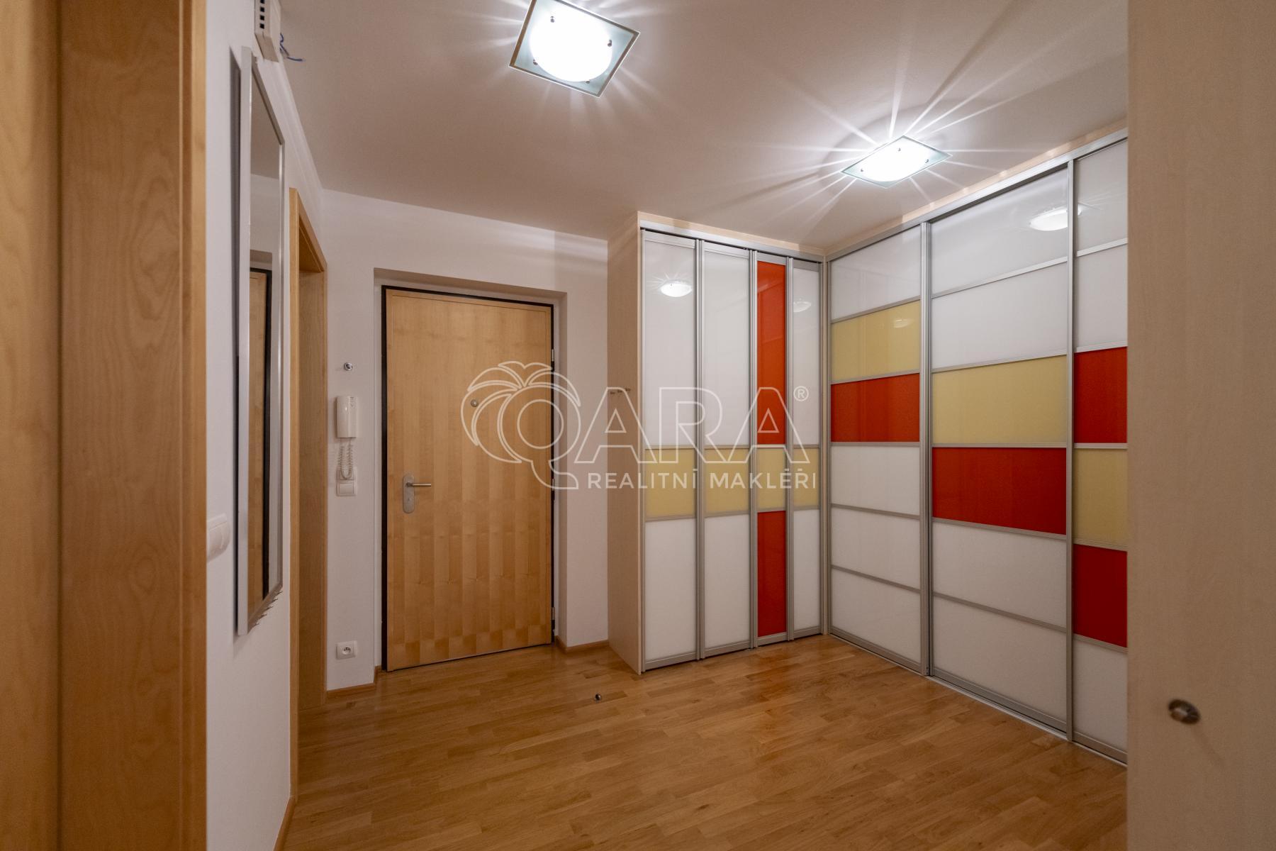 Linhartova 2+kk balkon garáž byt pronájem www.OsobniRealitniMakler.cz Ondřej Kučera Praha (24).jpg