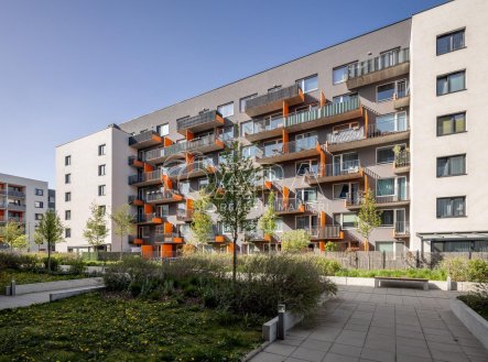 Pronájem prostorného bytu 3+kk se dvěma balkony, garážovým stání a sklepem